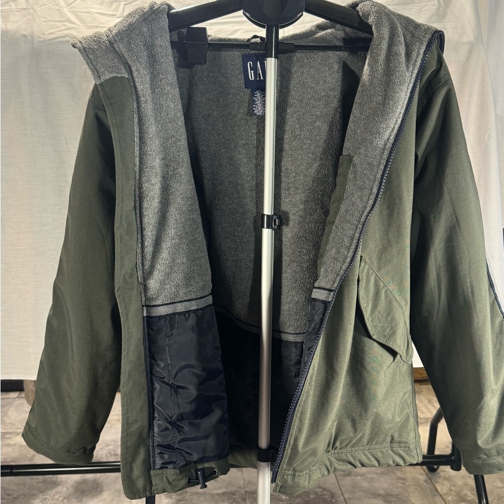 GAP Men's Green Windbreaker with Gray Interior - Picture 2 of 6